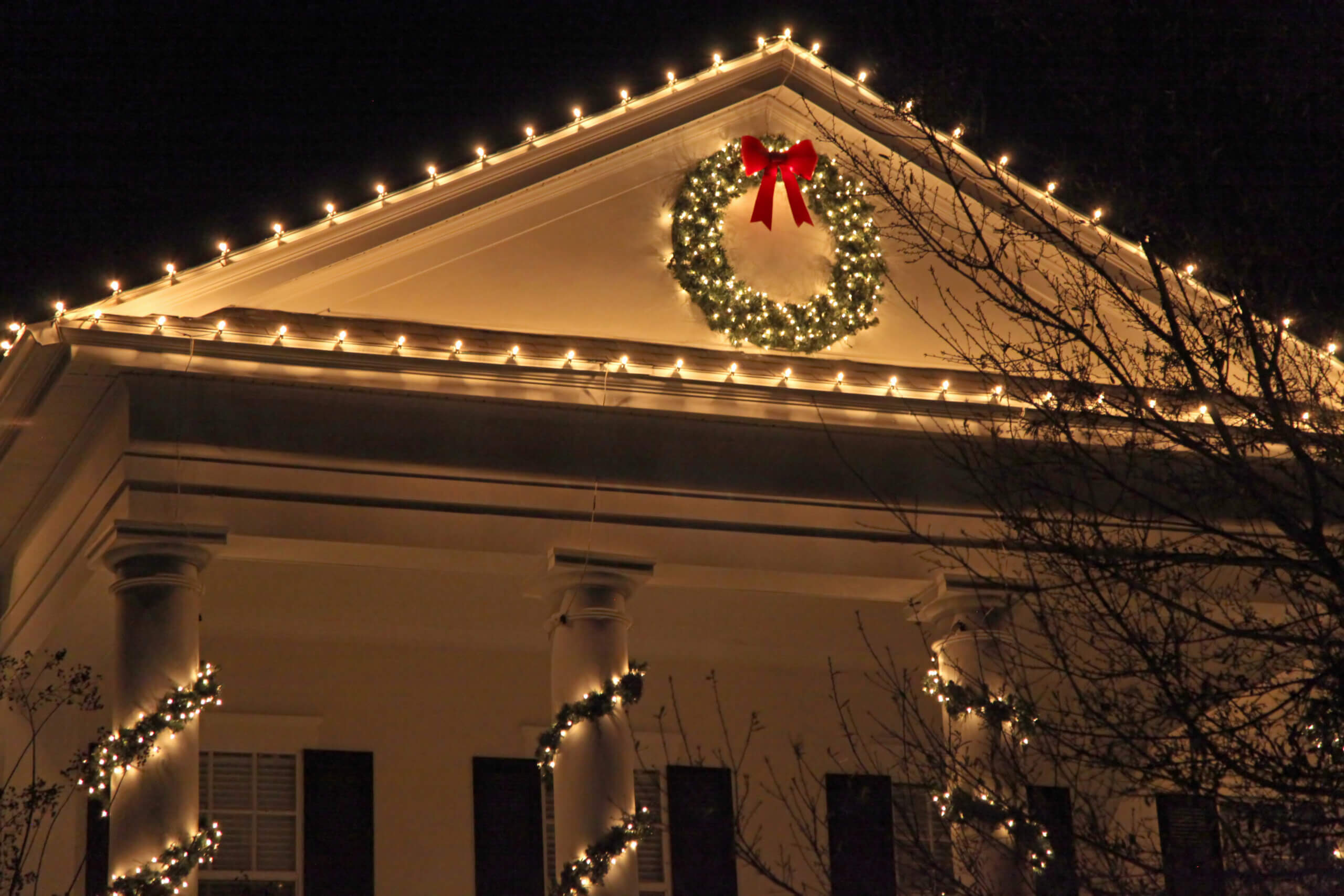 Preparing To Install Your Holiday Lights: Why A Team Of Professionals Is Perfect For The Job Install your holiday lights
