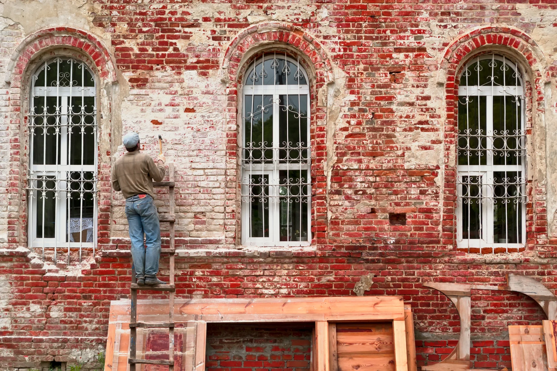 Expert Tips for Cleaning Older Windows in Historic Homes 